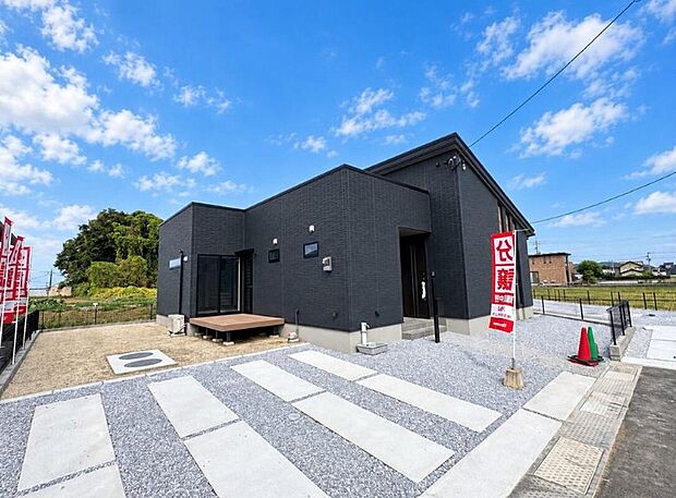 【2号地　外観画像】明るく暖かな陽射しがたっぷり降り注ぐ、南西向きのマイホーム。開放的なウッドデッキ付き74坪以上の敷地面積だから叶う、ゆとりある暮らしを手に入れませんか？※2026年10月撮影