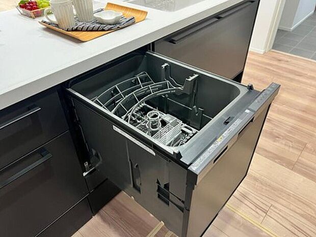 【食器洗浄乾燥機】衛生面だけでなく省エネ効果も高い食器洗浄乾燥機。手洗いでは落ちない汚れもキレイに。家事の時間短縮ができるもはや必需品です!
※画像はイメージです