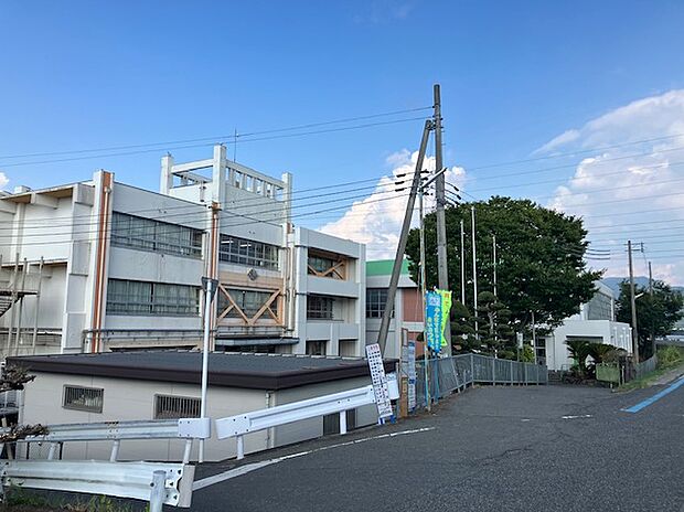 岩出小学校(約740m)