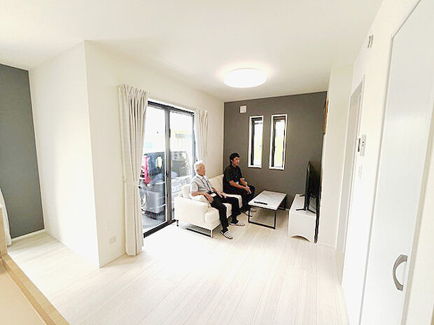 約１４帖ＬＤＫ
タカラ製マルチシステム(背面収納付)、リビング家具、ダイニング家具、エアコン、Ｗカーテン、照明付