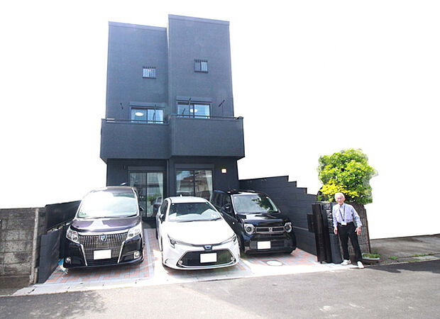 土地２９坪３３付６ＬＤＫ(中３階含む)
ガーデンカラーストーン張りパーキング＆庭園の堂々たる外観