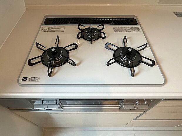 【【キッチン ガス３ツ口コンロ】】●ガラスコートトッププレート
●両面焼きグリル
●揚げもの温度調節
●自動炊飯機能
●煮込機能
●コンロ・グリル調理タイマー