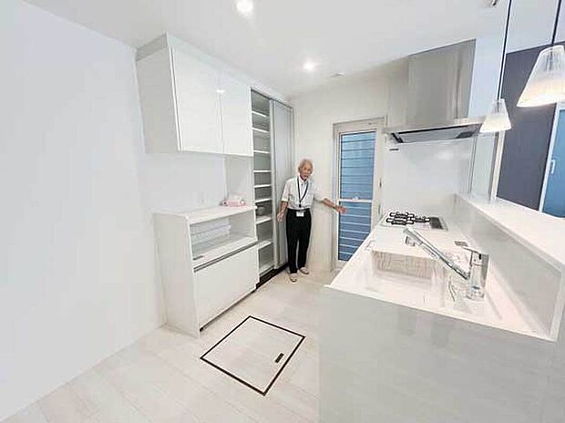 【【Ｂ邸　タカラ製マルチ対面オープンシステムキッチン】】背面家電食器収納、食器洗い乾燥機、浄水器内蔵水栓、シンク前手元小物収納付(ＡＣ邸同仕様)