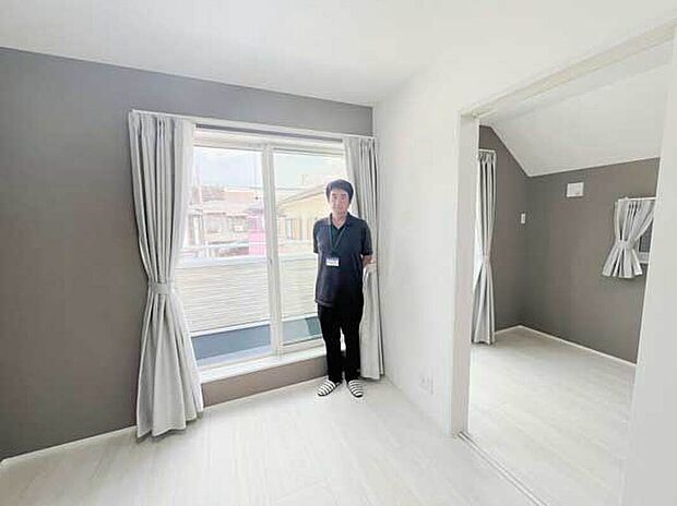 【【Ｂ邸　２Ｆ２間続きの洋室(3)(4)】(ＡＣ邸同仕様)】約４.５帖寝室(4)より約５.５帖寝室(3)を望む
照明器具、Ｗカーテン、シャッター雨戸付