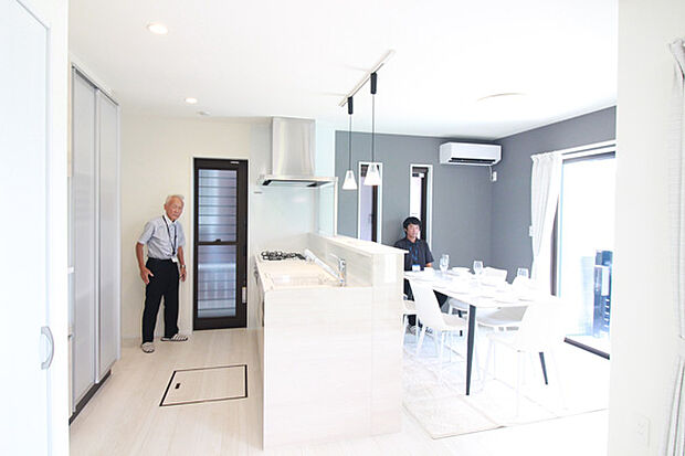 【約１４帖ＬＤＫ(ダイニングキッチン)】タカラ製マルチシステム(背面収納付)、ダイニング家具、エアコン、Ｗカーテン、照明付