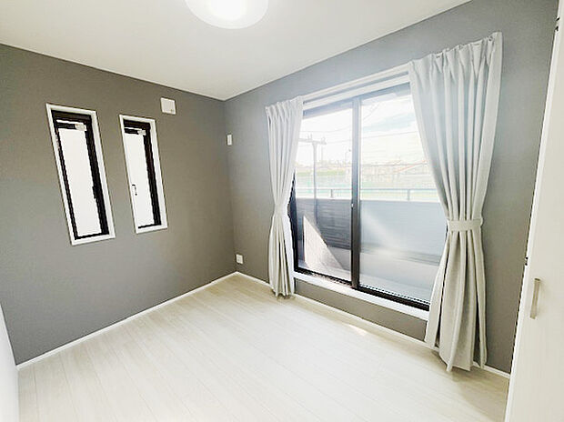 【約５帖洋室(寝室(3))】シャッター付雨戸のあるバルコニー、照明器具、Ｗカーテン付