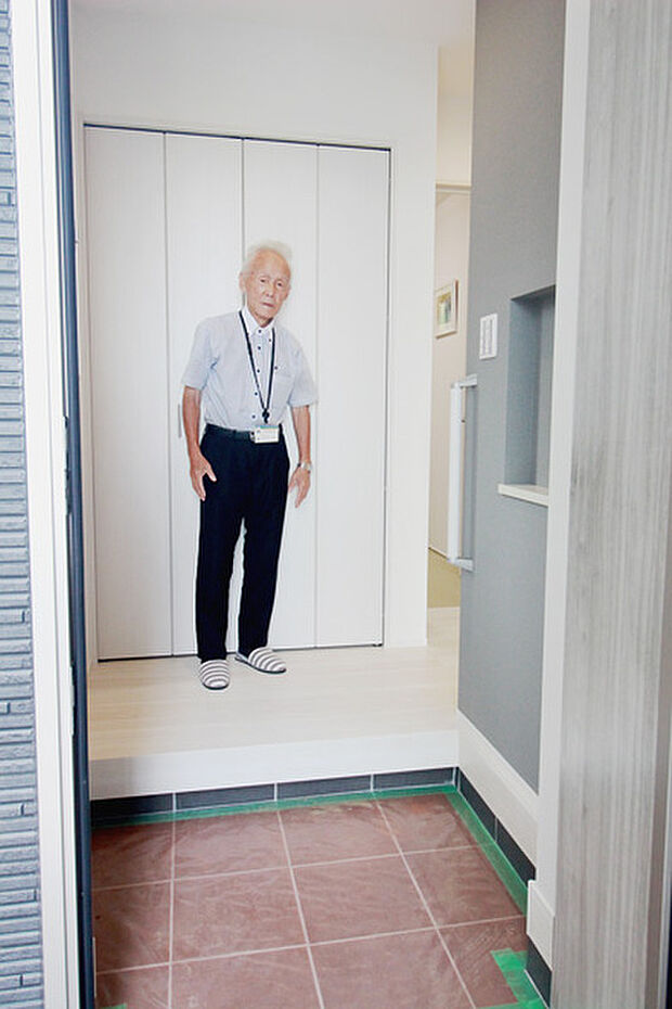 【正面に大型玄関収納のある玄関ロビー】ちょっとしたものを置いたりできるニッチ付