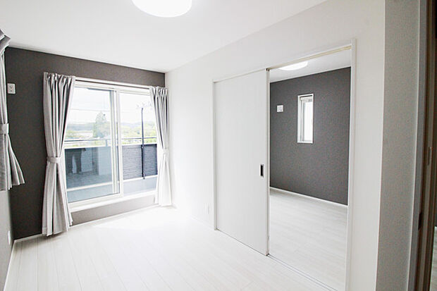 【約5.5帖洋室(寝室5)より約4.5帖洋室(寝室4)を望む】2間続きなので多目的に使えます。
シャッター付雨戸のあるバルコニー、照明器具、Wカーテン付