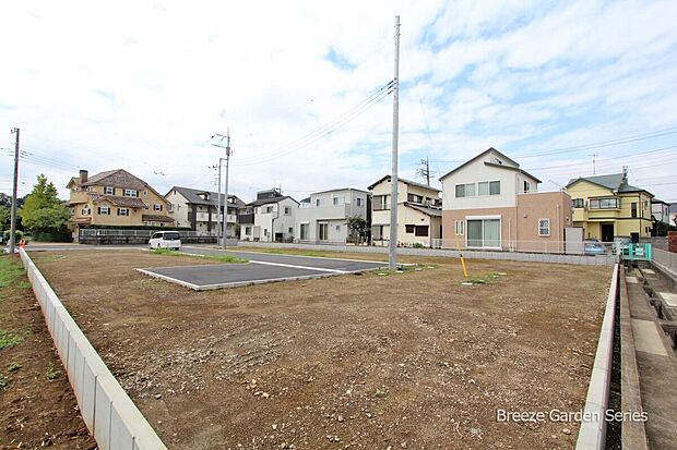 分譲地内開発道路 約6.0m。車の出入りもしやすいゆとりある道路幅です。 現地写真2026.8.30撮影(造成工事中)