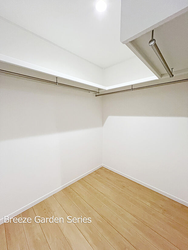 【参考プラン例:WIC(本物件の建物とは異なります)】衣類のほかにスーツケース等も収納可能な広々WIC