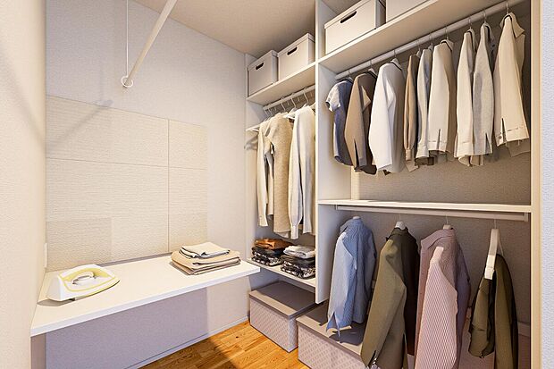 【「COCOキャンパス」暮らし方に合わせて選べる４つのプラン】干す・たたむ・アイロンがけ、そして収納まで、一か所で家事が完結するランドリースペース。カウンターやハンガーラックなど、使いやすさに配慮した設計です。