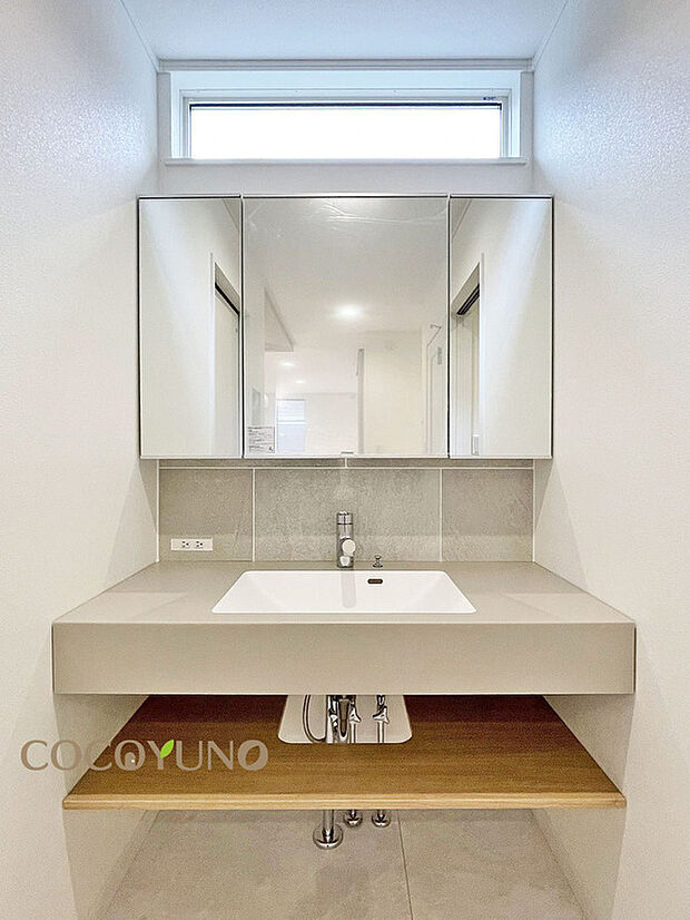 【洗面台】当社施工例:フラットなスタイリッシュカウンターが、デザイン性と使いやすさを両立。