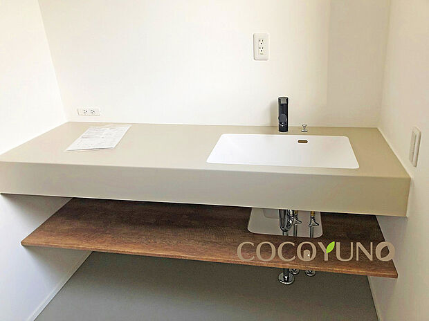 【洗面台】当社施工例:化粧品やドライヤー・ヘアアイロン等をカウンターに置けて身支度がスムーズになります。手洗いをする際など、鞄や小物を置く場所としても便利です。