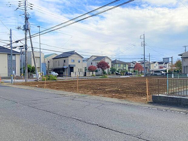 守谷駅まで徒歩12分の好立地ながらゆとりある敷地で、駐車スペース2台分も確保できます。お好みの建築プランでマイホームを実現できます。
（2025年11月撮影)