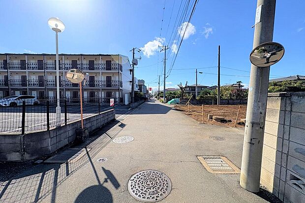 周辺は高い建物もなく見晴らしがよく、お車の出入りもスムーズに行えます。公園や小学校、保育園も徒歩圏内にありお子さまとの暮らしも安心です。（2025年10月撮影)