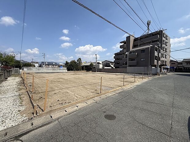 幅員のある道路で、車の出入りもスムーズに行えます。