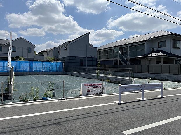 低層住宅が並ぶ街並みと、広がる空の開放感。家族の「こんな暮らしがしたい」を、この場所で描いてみませんか。