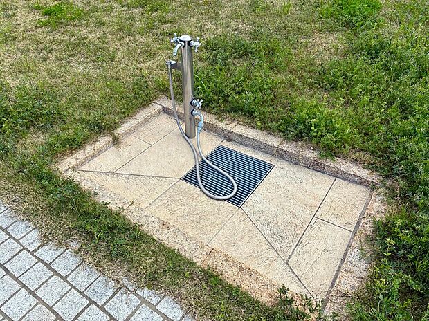 犬の足洗いにも使える屋外水栓です。