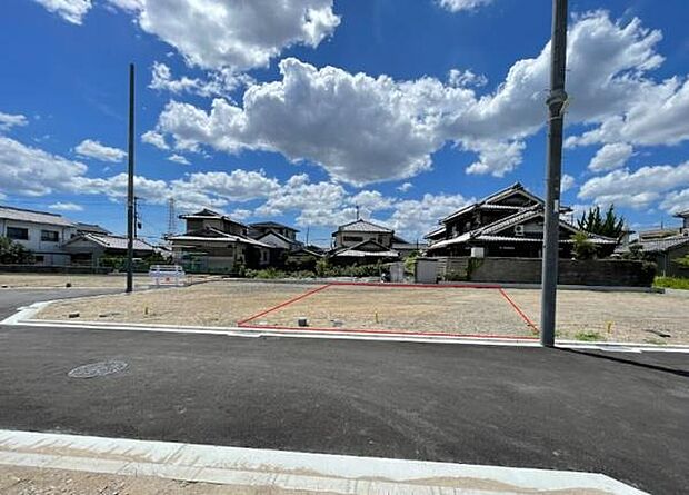 19号地区画写真
前面道路は幅員約4.7mを確保。車の出し入れもしやすく、日々の通行もスムーズです。敷地との高低差も少なく、落ち着いた街並みの中で快適な暮らしを楽しめます。