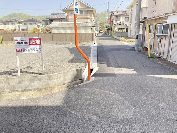 こころやすらぐ住まいで
家族と、豊かな時間を紡ぐ。
落ち着きのある街と、緑とともに住まう。
前面道路(東)幅員約4.2m