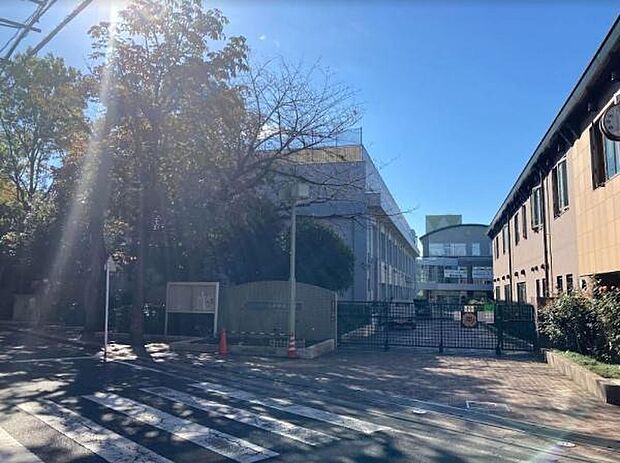 【高井戸中学校】約1290m(約17分)。高井戸中学校は、閑静な住宅街にあります。隣接して区立高井戸図書館や三井の森公園と恵まれた教育環境の中にあります。