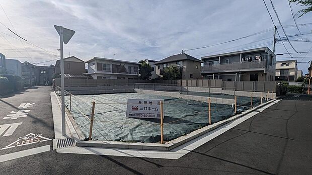 二方向の道路に面した、開放感のある分譲地。低層住宅が並ぶ街並みと広い空が、穏やかな暮らしを感じさせます。