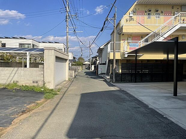 南側の道路を撮影。幅約4.3m~4.5mの前面道路は整備が行き届いており、交通量も比較的少ないためお子様の通学も安心。