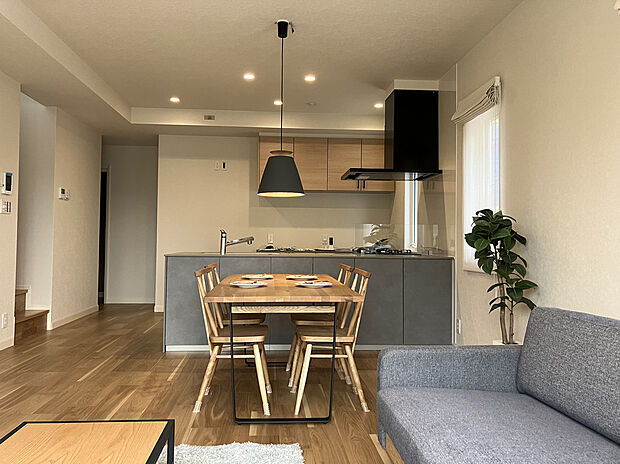 【LDK(3)】室内（2025年3月）撮影
LDKが一体となったお部屋はより広さを感じられます！
※家具は費用に含みません。