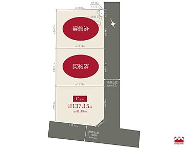 土地面積は137.15m2（約41.48坪）の整形地。ガーデニングを楽しめる庭や、車の駐車スペースも確保可能。 