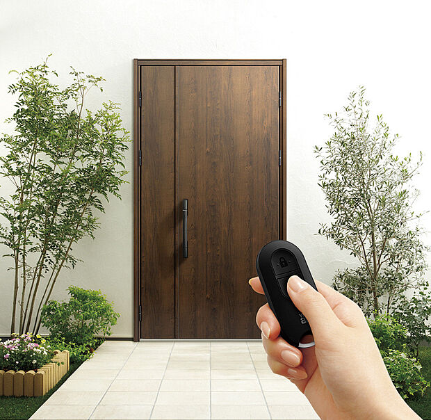 【玄関ドア　電気錠】離れていてもリモコンキーでのボタン操作が可能です。荷物が多い日、お子様を抱っこしていてもラクラク帰宅。