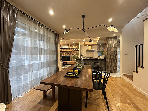 【ダイニング】ゆったり使えるダイニング。南側のウッドデッキ（お庭）にもつながります。