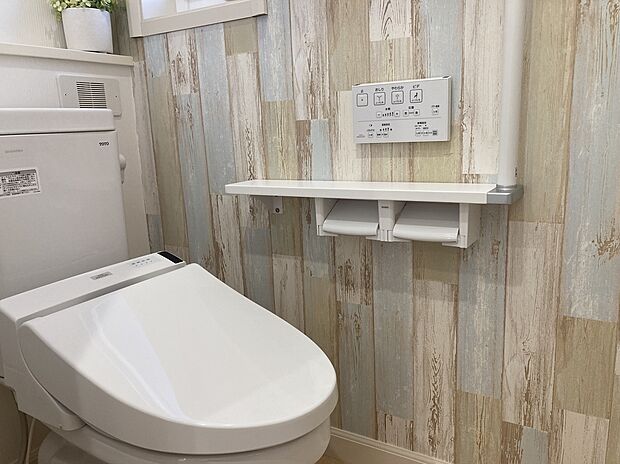 【2階トイレ】アクセントクロスを配した、2階トイレ。