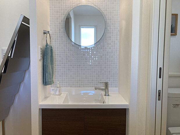 【2階洗面コーナー】エコカラットをデザインアクセントとした2階洗面コーナー。