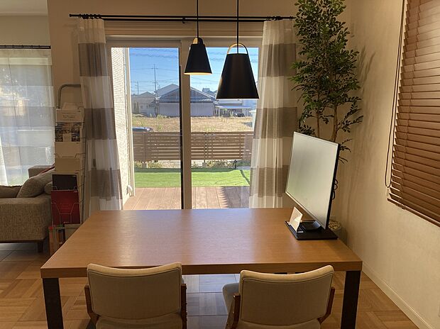 【ダイニング】ウッドデッキに続くダイニング。