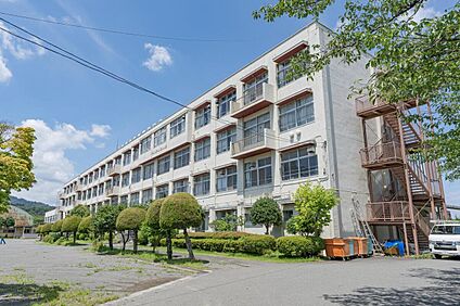 市立館小中学校  1020m(徒歩12分)