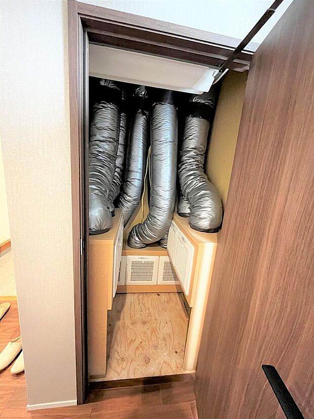 【新型全館空調システム「スマートブリーズワン」】エアコン１台で家中の室温管理を行います。各エリアで風量調整可能ですので、暑い寒いの感覚が違う方との生活も安心。エアコン１台ですので、室外機も１台で済み、外から見た時もスマートな外観に。快適な室内環境をご提供します。