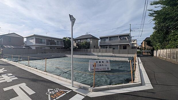 【前面道路含む現地写真】低層の住宅が並ぶ、落ち着いた街並みに広がる分譲地。全区画120m2超のゆとりある敷地で、周囲の緑や空の広がりを感じながら、家族の理想の住まいを描けます。