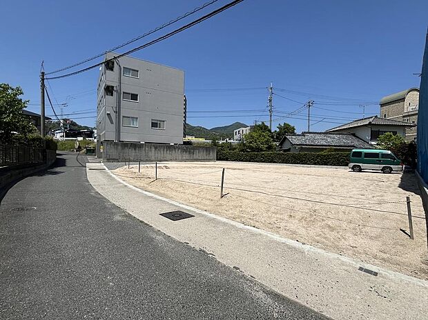 【現地写真】前面道路は約4.2mの幅員を確保。車の出入りもしやすく、日々の暮らしにも便利な立地です。