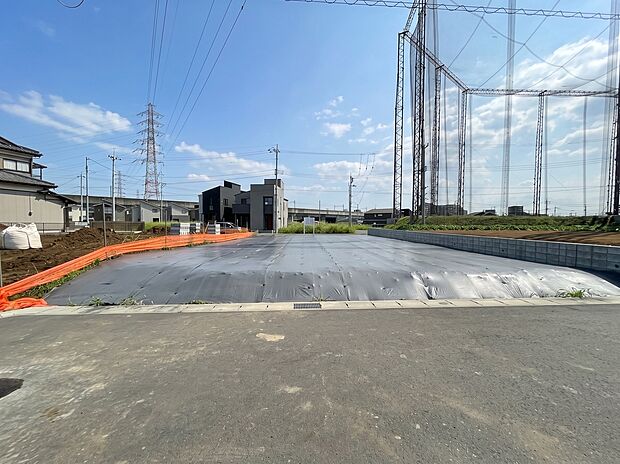 【北側正面(2026年9月撮影)】前面道路が広く、間口も約14mあるため、直角駐車2台分のスペースを確保でき、駐車がしやすい特徴がございます。また、建物プランは北側に配置されるため、外観デザインにこだわれるのもポイントになります。