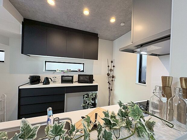 家族や友人とコミュニケーションを取りながら料理が楽しめる設計で、温かい雰囲気が漂います。