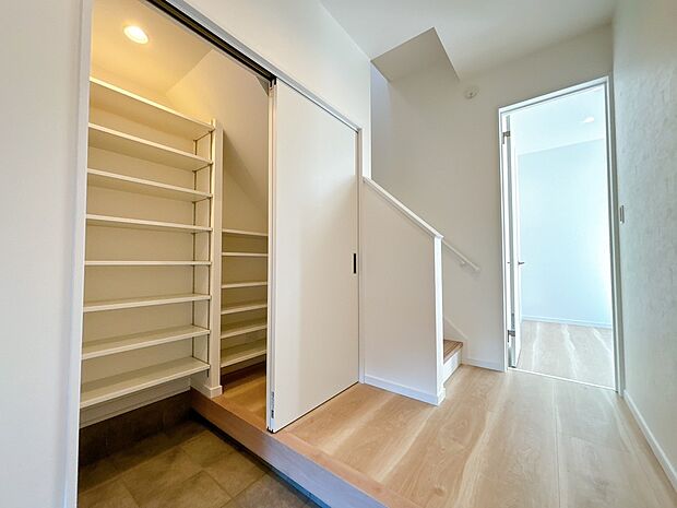 【施工例】SIC
家の入り口である玄関は、来客などの他人にも見られやすい場所。玄関に置きがちな荷物を収納してくれるシューズクロークは、すっきりとした玄関の空間作りに役立ちます。