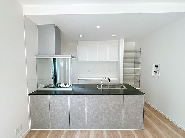 【当社施工例】キッチン
スタイリッシュな対面式、最新システムキッチンで毎日のお料理が楽しみに♪