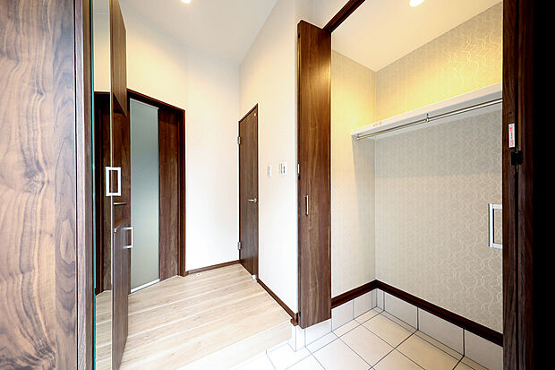 【プラン例】玄関収納
ざっくり入れても大丈夫!頼れる玄関収納で、忙しい朝もスムーズに。