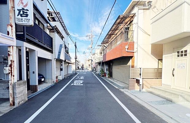 【現地前面道路】
前面道路はすっきりと整備され、車の出入りもスムーズ。落ち着いた住環境です。