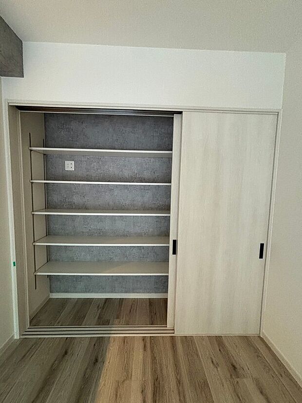 【収納】リビングに大容量のパントリー。書類や掃除道具、必要なもののストック場所として重宝します。
