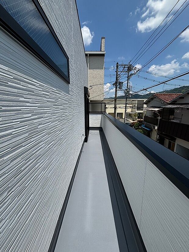 【バルコニー】日当たりの良いバルコニーで、洗濯物がすぐに乾きます。広々としたスペースでは、お好きな植物や花を育てることができ、季節ごとに変わる美しい景観を楽しむことができます。