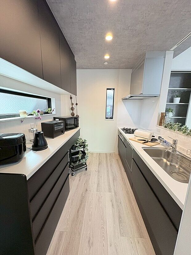 【システムキッチン】ワークスペースが広く、収納が豊富なデザインで、料理がしやすい環境を提供します。