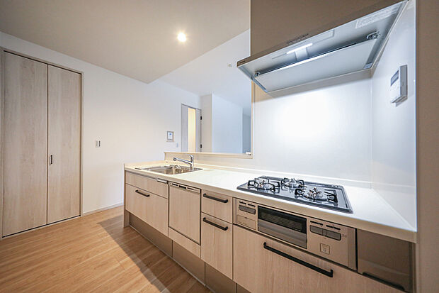 【【施工例】システムキッチン】洗練されたデザインと機能性を兼ね備えたモダンなシステムキッチン。広めのスペースを活かし、料理の楽しさを広げる快適な作業環境を提供します。