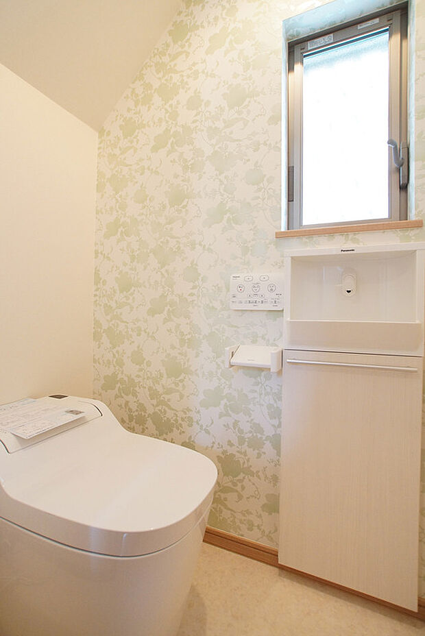 【【施工例】トイレ】限られたスペースを有効活用したコンパクトな手洗い付きトイレ。洗面所とトイレを分ける必要なく、トイレの中で手洗いができるため、便利で機能的です。