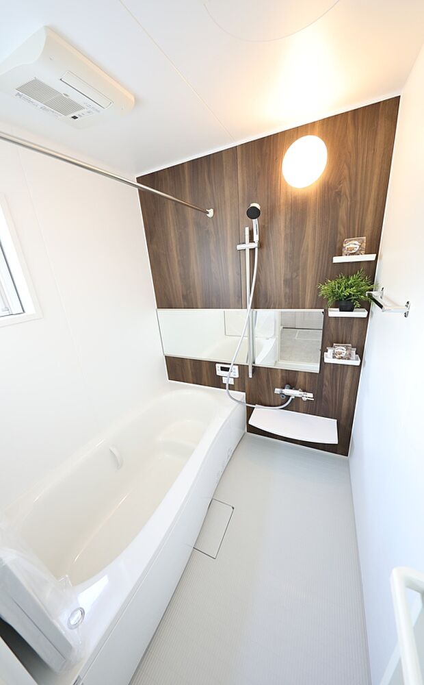 【【施工例】浴室】浴室換気乾燥機付きのお風呂は広々しています。浴槽も広くリラックスするには最適!バスタイムがもっと楽しくなる快適&癒しの空間です。